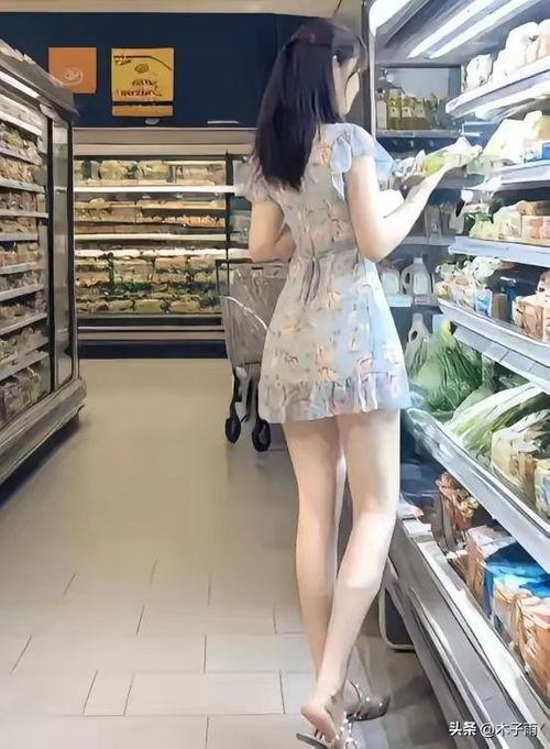 商场侧拍美女在线视频,镜头下的时尚风采瞬间捕捉  第2张